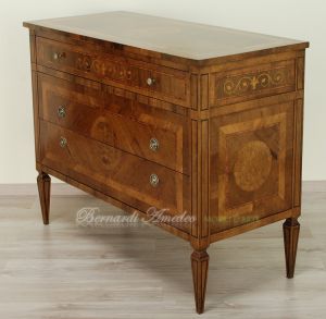 Riproduzione in stile classico Maggiolini di un cassettone in legno di noce intarsiato da camera o soggiorno